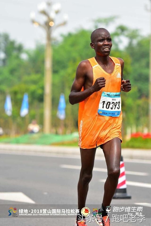 2018营山马拉松黑人选手佩中国人名字号码布