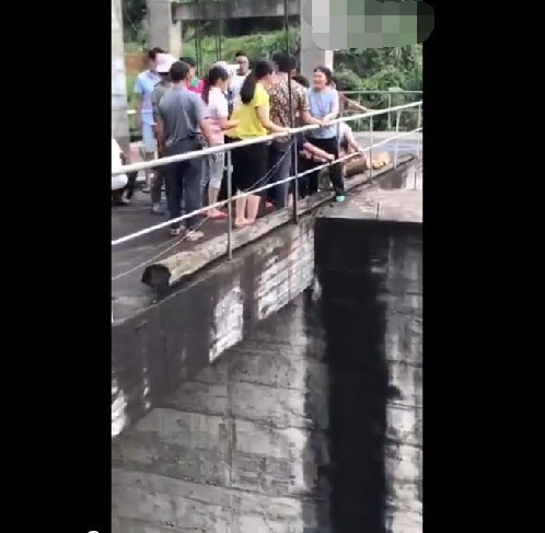 女子拍洪水发朋友圈 失手将怀中1岁孩子掉下河