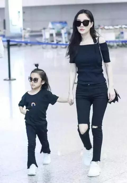 李小璐甜馨母女同框穿亲子装,勾起乃爸录节目