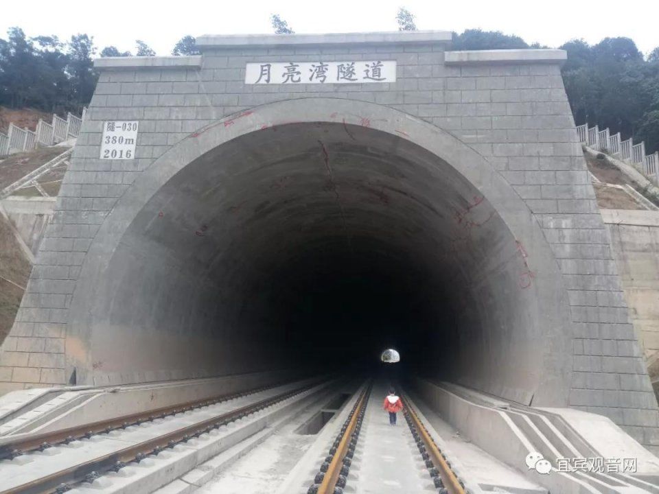 泥溪高铁售票大厅来了,主体站台已基本完工,