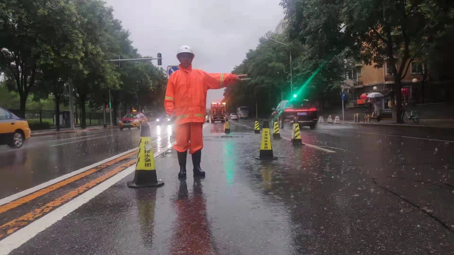 北京排水集团启动特级响应：累计备勤出动防汛人员近三千人