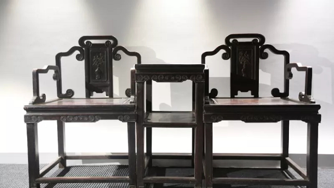 明代手工业的发展,为家具制作提供了商品化的条件;隆庆开关,红木的