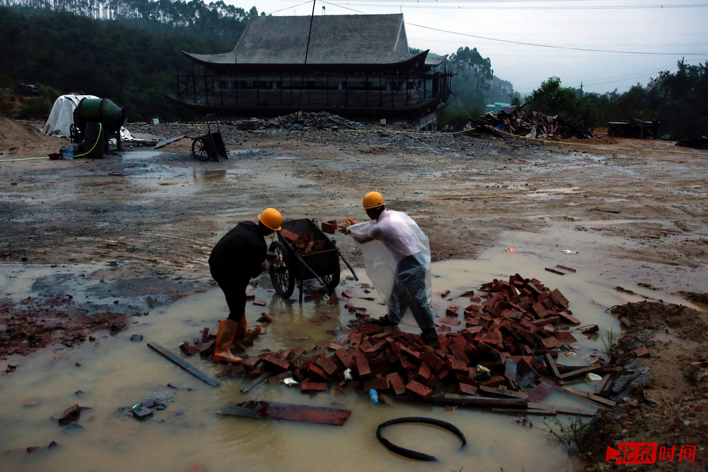 为了赶工期，雨天工地也不会停工。后来女孩去了一个城市，在烧烤店做服务员，她看同事的男朋友在城里挺体面，挣得也多，心里渐渐不平衡。“现在农村有这个风气。男女比例失调，相亲都问有没有房子。”房子是指在城里买房，农村盖的不算。石神伟认为女朋友离开他，就和自家在城里没房有关。