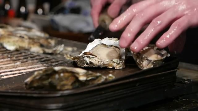 中国姑娘日本旅游,300元吃三只生蚝,还要留在