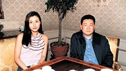 香港富豪之一,玩遍娱乐圈女星,最后却娶了助手
