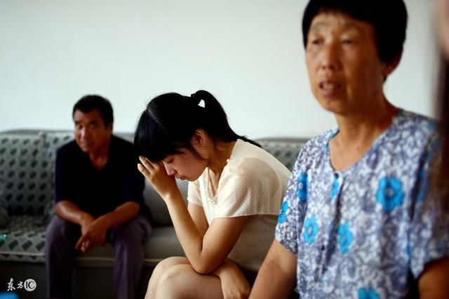 36岁女儿离婚回娘家,老太摆了3桌,全村人拍手