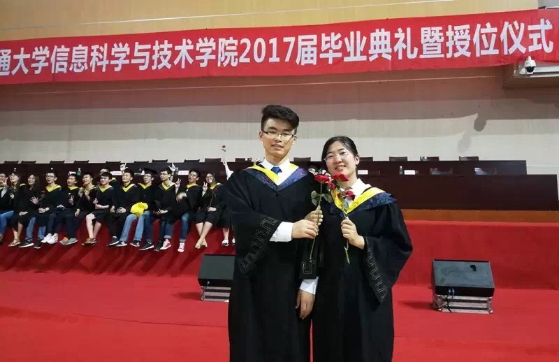 西南交大又一学霸情侣毕业啦:111张证书的超满分大学 西南交大又一学霸情侣毕业啦:111张证书的超满分大学