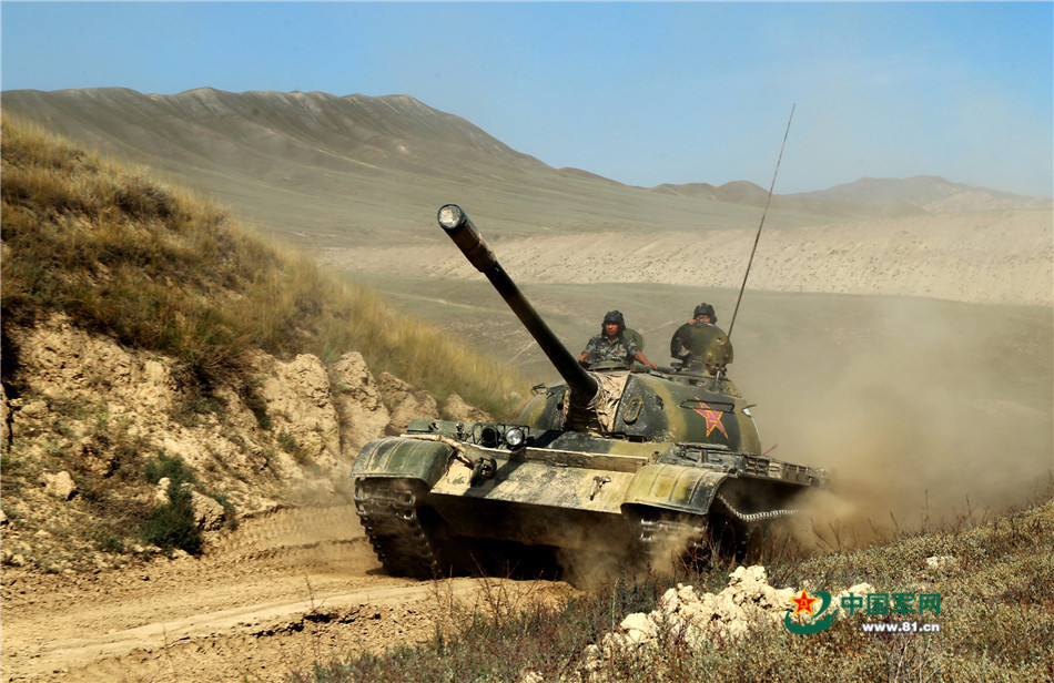 37度高温!看新疆某装甲团戈壁滩上怒射火炮