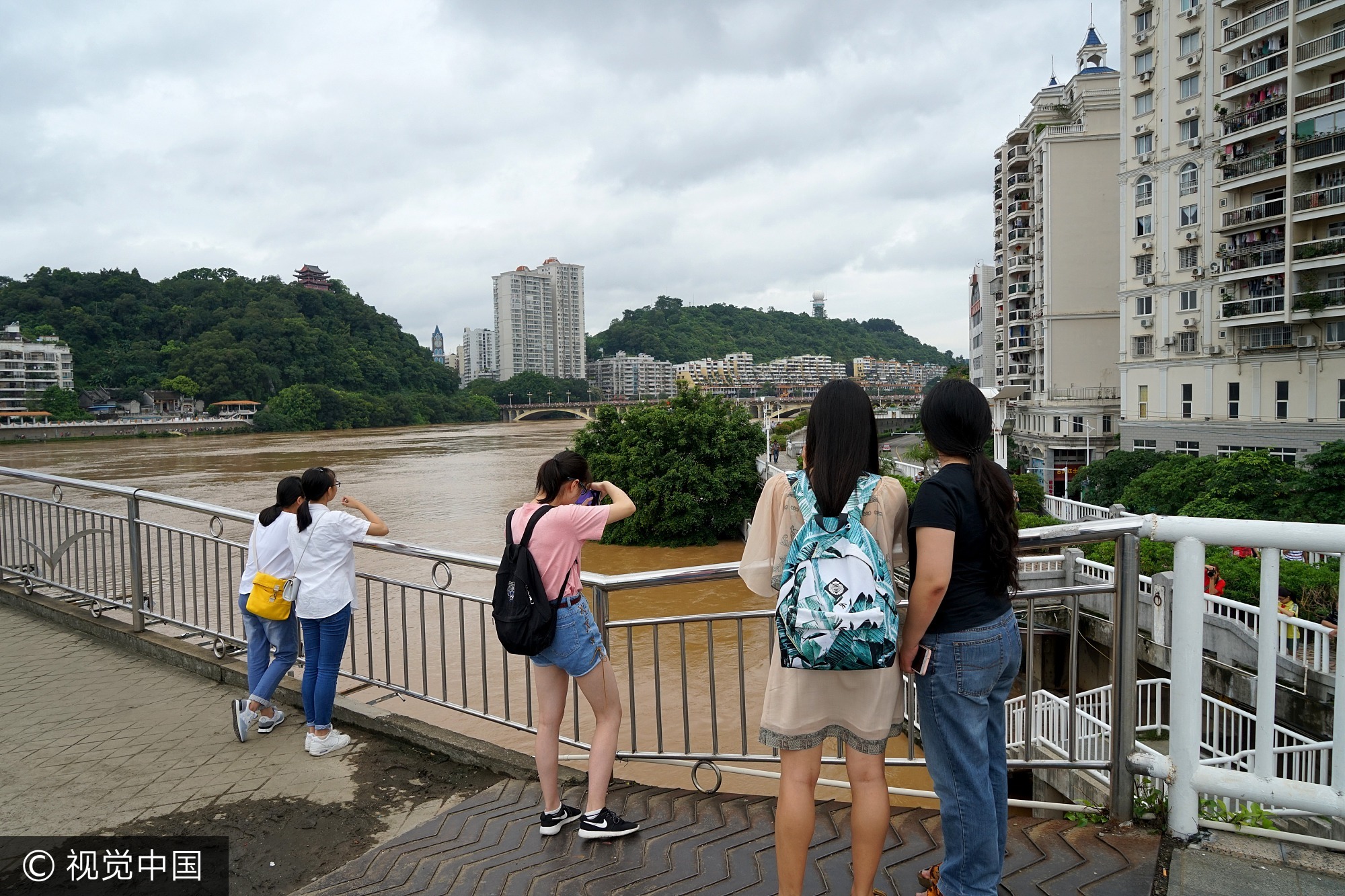 市民河边拍照。