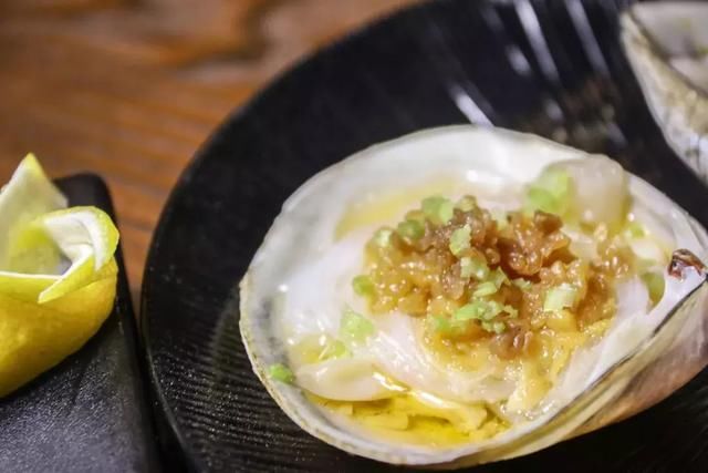 碳烤贵妃螺 贵妃螺也就是我们经常说的"红蛋" 碳烤过后螺肉依旧肥美