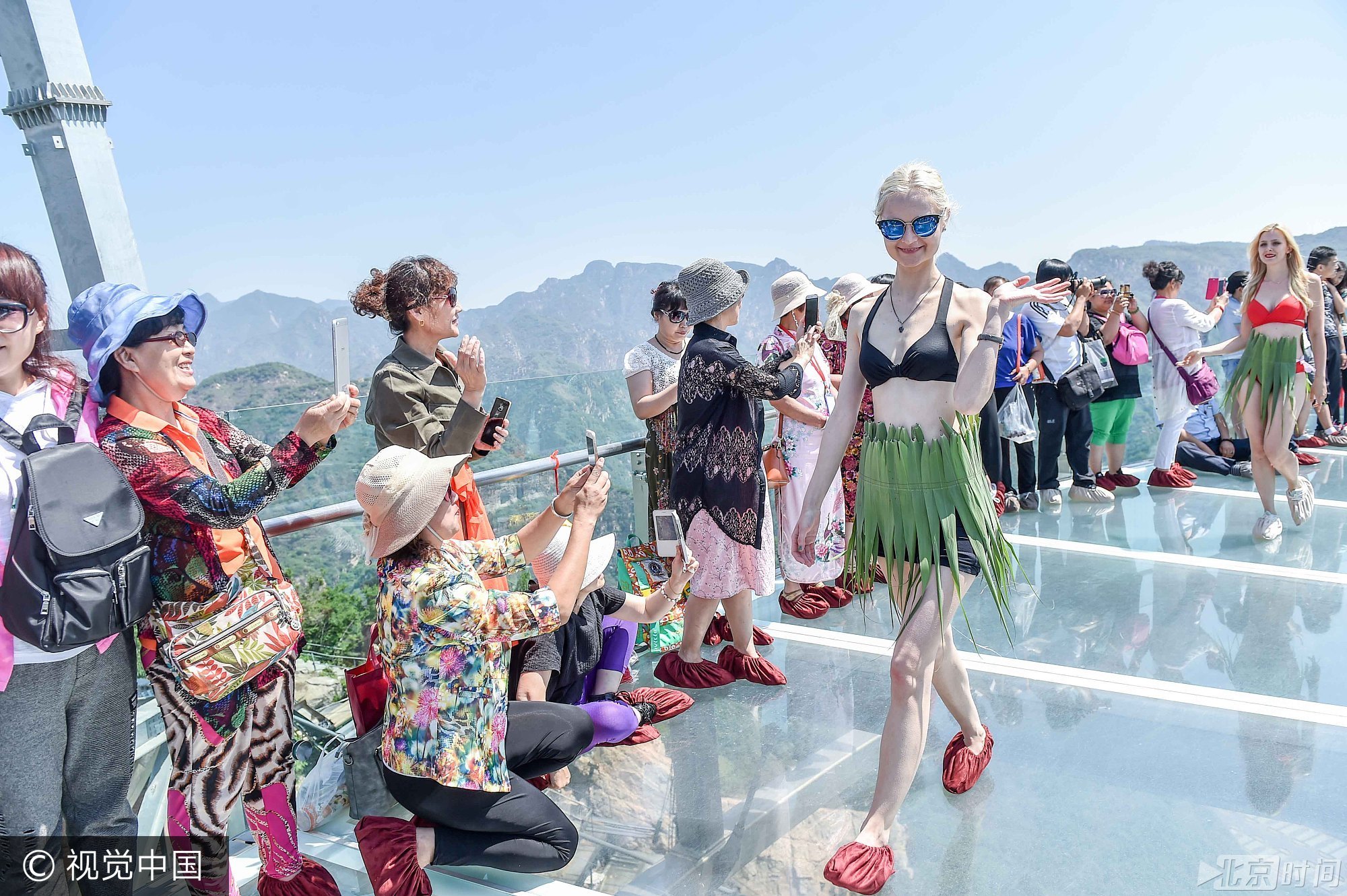 一场以“粽情飘香话端午”为主题的端午节主题活动在北京市石林峡景区举行。游客通过丰富多彩的活动体验传统文化，迎接端午节到来。