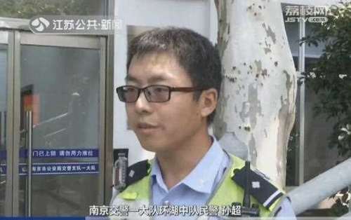 为了给摩托车加油买假牌照 后果很严重…