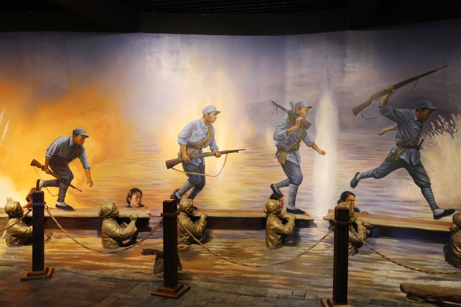 图为沂蒙红嫂纪念馆内的铜像作品:李桂芳组织32名妇女用身体当桥墩架起了一座“火线桥”,连天战火中,她们肩扛门板、床板,让子弟兵们从她们的肩头大步跑过。大众网记者 王长坤 摄