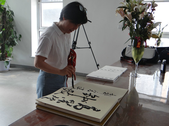 清华大学继续教育学院院长高策理一行观看齐辛