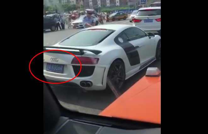 挂粤A牌照跑车冲卡后逃逸 北京交警:已找到涉