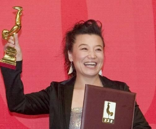 连登11次春晚,因不务正业被收回艺名,如今二婚