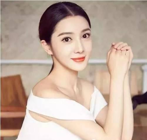 赵本山最美女徒弟29岁去世,赤身裸体躺在草丛,座驾是千万跑车