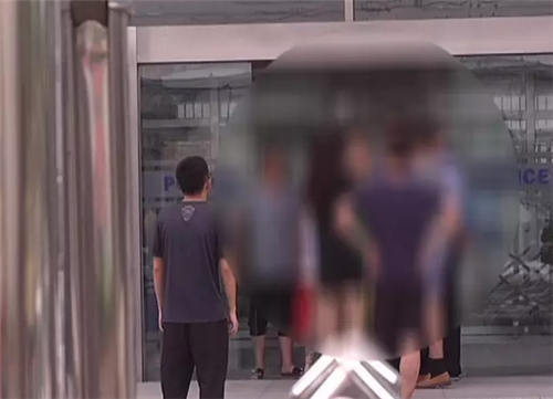 19岁女孩在公共浴室拍他人裸照 还和男友视频直播