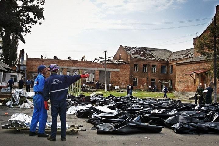 事件中共有1200多人被劫为人质。在长达3天的劫持过程中，人质被围困在布有爆炸物的体育场内，没有食物、水和药品。事件导致334名人质死亡，其中186人为儿童。