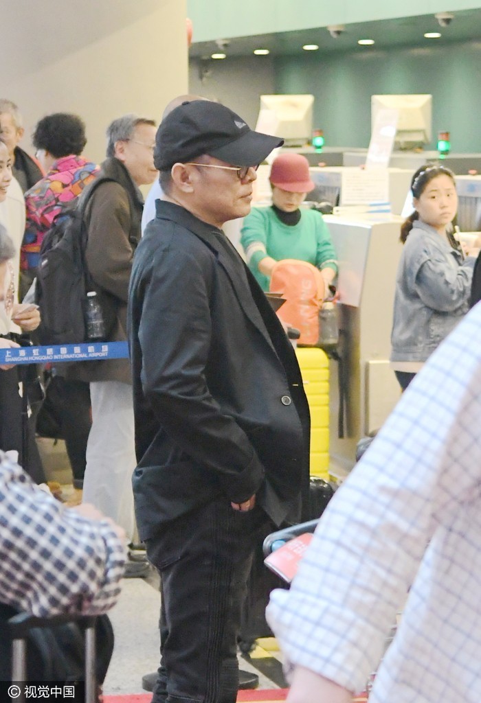 李连杰头发花白无人识 狂刷手机成"低头族"