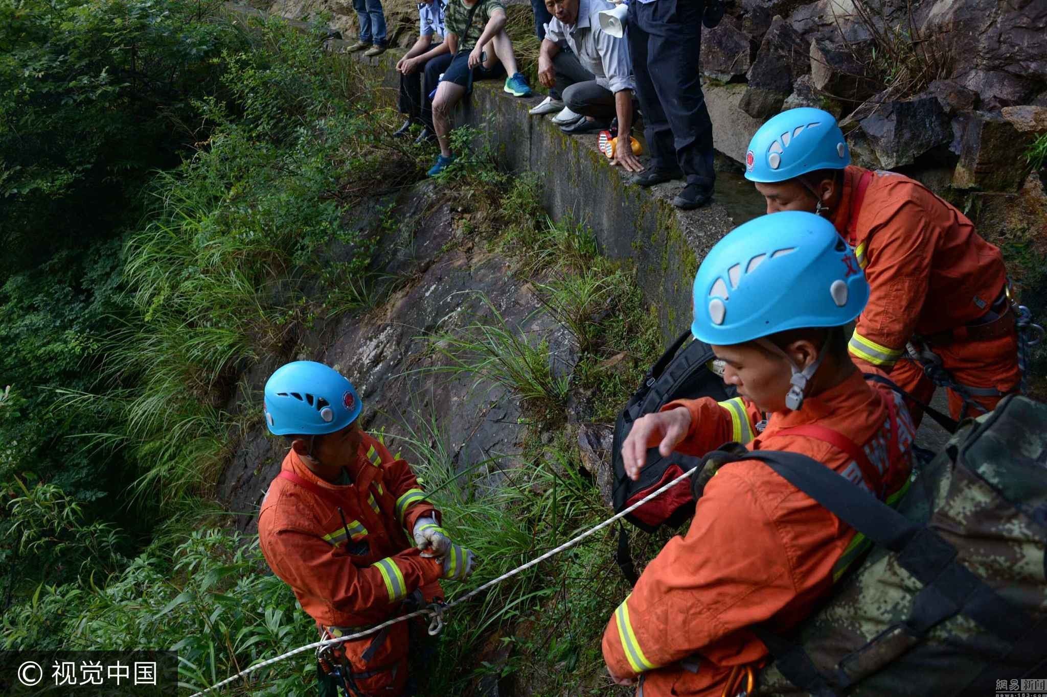 22名驴友被困悬崖 消防员翻3座山救人 22名驴友被困悬崖 消防员翻3座山救人