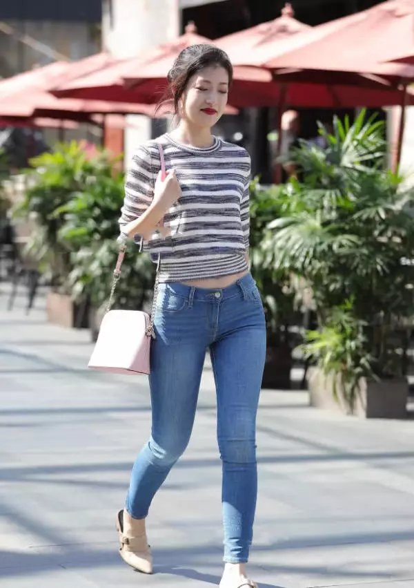 你们最喜爱的紧身牛仔裤熟女姐姐,紧绷的身材