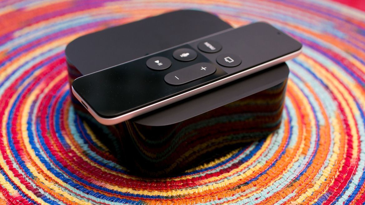 【Apple TV(2015年)】
多年来,很多人都以为库克时代的第一款重磅新品类产品会是苹果电视机。然而,尽管传言不断,但苹果牌电视机从未现身。该公司的视频流媒体机顶盒反而在2015年迎来了重大升级,增加了大量的应用、兼容Siri语音的触控板遥控器和一连串出色的休闲游戏。正当苹果不断迭代更新Apple TV的软件,另一重磅传言——Apple TV推出频道捆绑服务来挑战传统有线电视订阅服务——似乎已经无疾而终。