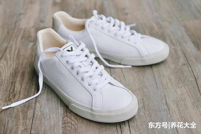 小白鞋发黄急死人,教你两招,轻松又好使,刷完跟