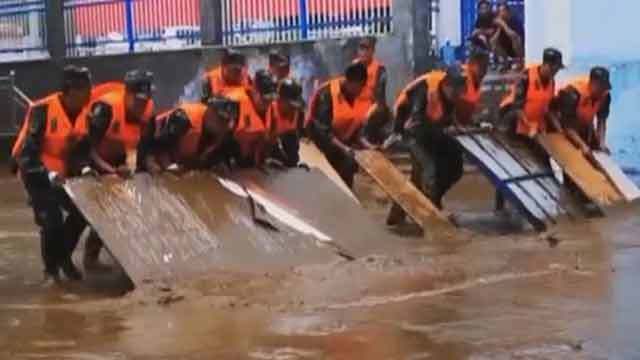 《法治中国60'》20200626女孩喂水兵哥哥 危难方显鱼水情