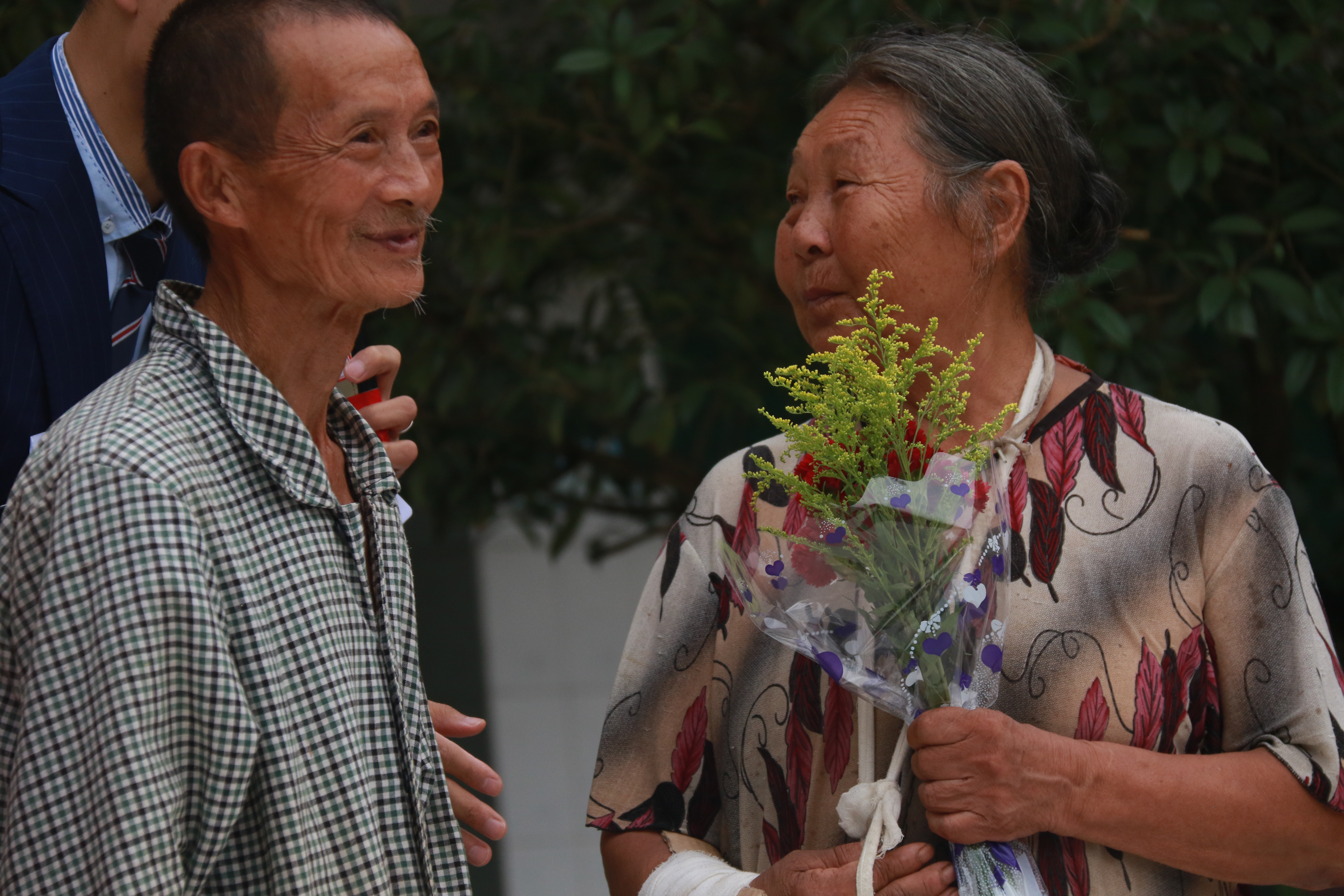 水村开展点滴关爱 情暖夕阳关爱退休老人活动