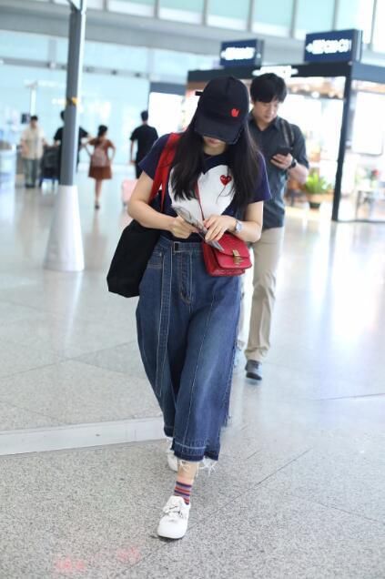 44岁王艳真敢穿!才100斤却穿条像200斤胖子的