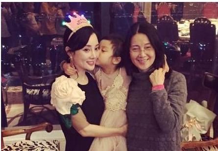 李小璐将自己的钱都交给他妈保管,太有心机