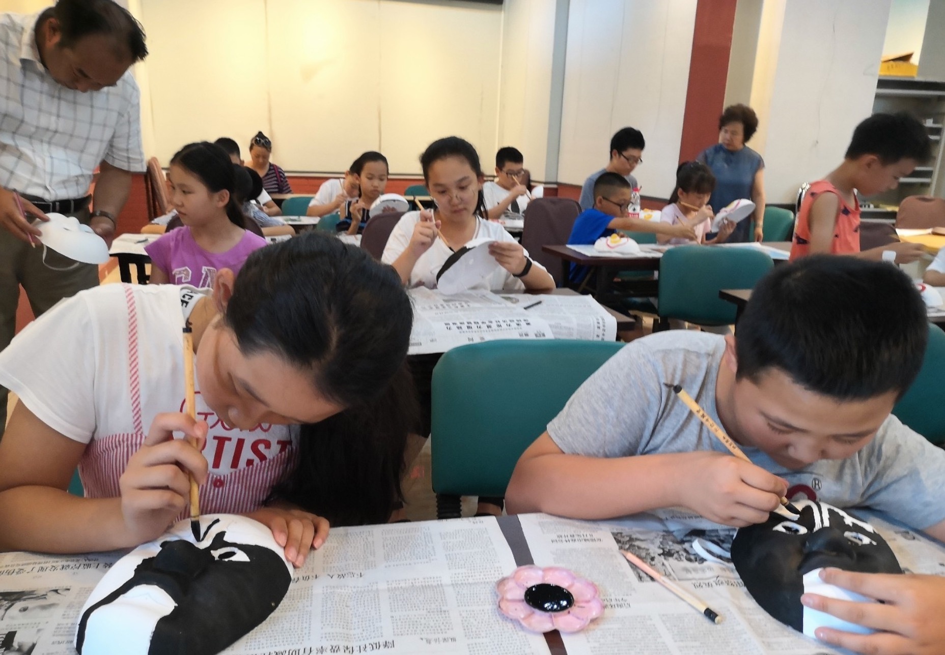 7月25日，丰台区太平桥街道蓝调社区关工小组开展“手绘京剧脸谱”暑期活动。邀请“幸福生活讲师团”屈老师带领社区的孩子们学习绘制京剧脸谱，感受中国传统文化的博大精深。