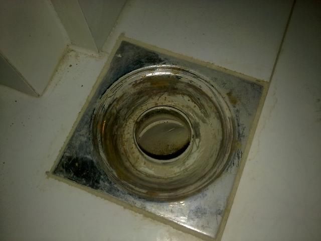 地漏污垢锈迹难清理?分享2个小妙招,轻松去除