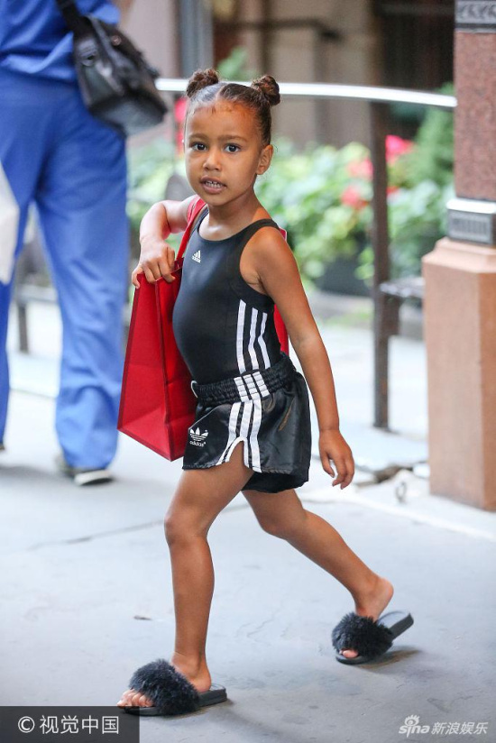 纽约,金·卡戴珊(kim kardashian的女儿诺斯·韦斯特(north west)现身