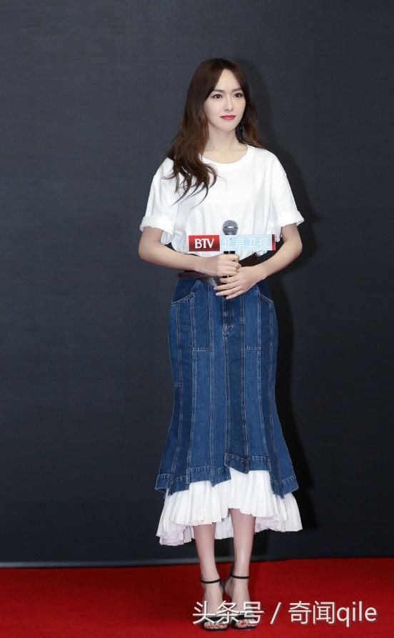 唐嫣毛衣配长筒靴,夏天穿这么多不怕热吗,网友