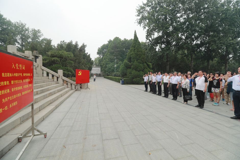 代表团向华东烈士纪念塔敬献花篮 重温入党誓词 代表团向华东烈士纪念塔敬献花篮 重温入党誓词