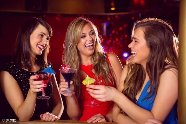 逼迫或诱骗某人做某事英语怎么说?