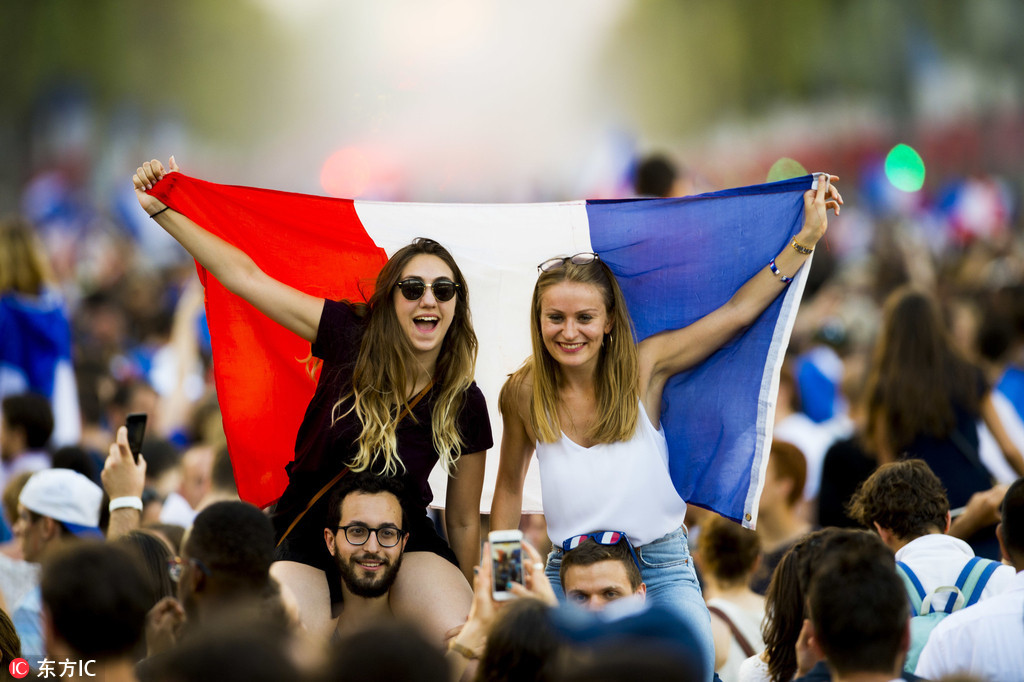 组图-法国球迷彻夜庆祝夺冠 美女球迷抢镜