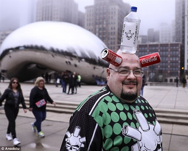 万磁王侧目!男子患怪异皮肤病:能吸附各种瓶罐 万磁王侧目!男子患怪异皮肤病:能吸附各种瓶罐