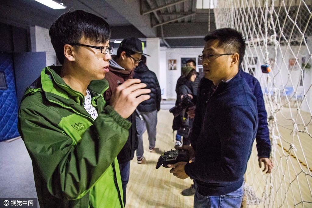 探访中国民用无人机飞手培训班 飞机常撞网