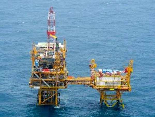 美国战机飞临东海油田上空:中国政府强势