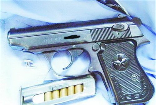 单手上膛机构在快速战斗反应中并没有优势。77式手枪只要食指扣住扳机护圈前面，就可以单手上膛。据国外评论，其实这类单手上膛机构在约100年前的德国伯格曼手枪上就出现过，不久就被淘汰了。