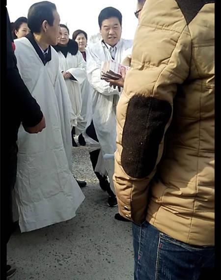 河南长垣县:一村干部大摆宴席借机敛财