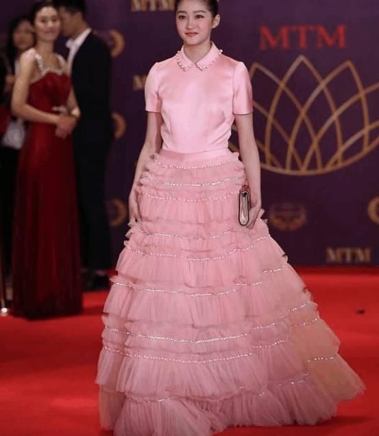 女明星同穿蛋糕裙,关晓彤老10岁杨幂胖10斤,4