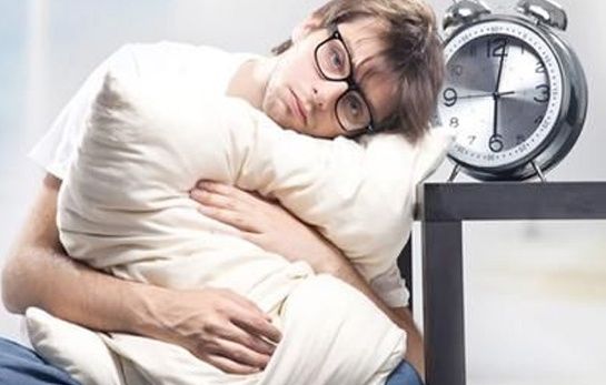 在夜晚,有一种难受,叫失眠,他半生都专注失眠,价