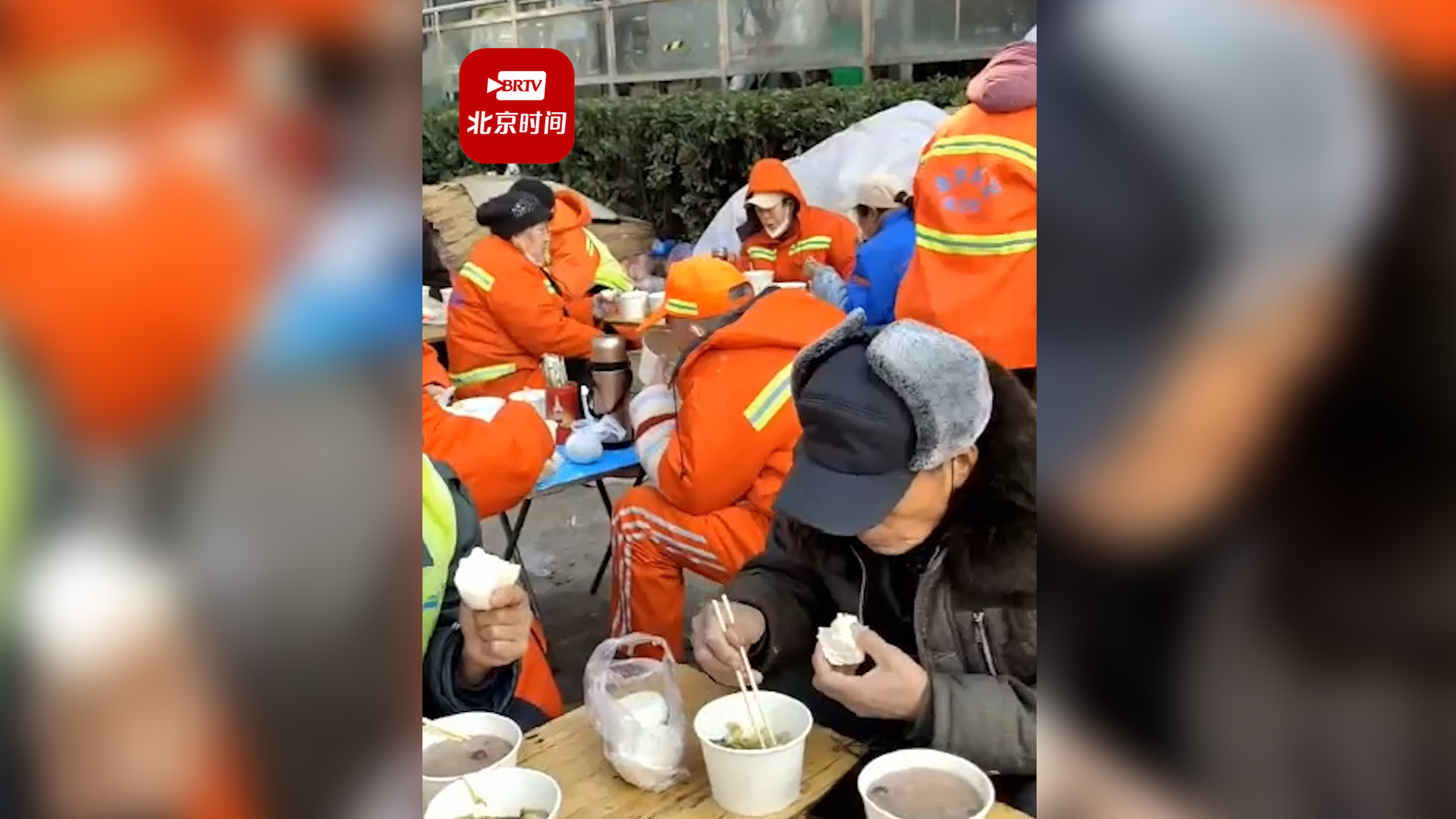 男子街头支大锅熬腊八粥免费请环卫工喝：给他们点温暖，过个好年