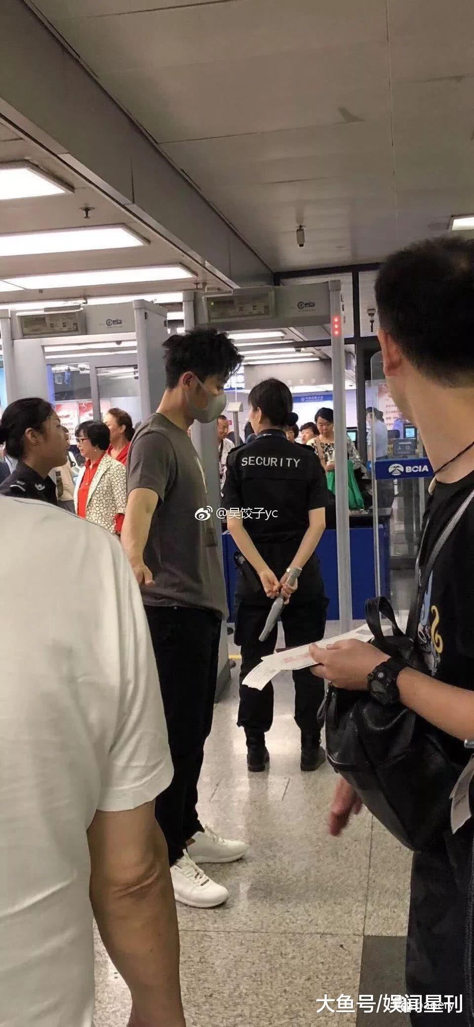 李晨与范冰冰注销中国国籍转移67亿财产, 搭乘