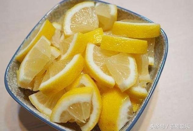 切成薄片加糖慢炖,孩子咳嗽温开水冲服,一口咳