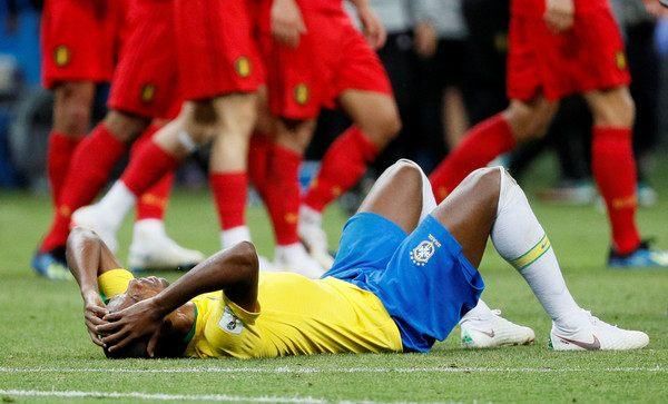 世界杯巴西:费尔南迪尼奥乌龙球惹祸,连两届遭